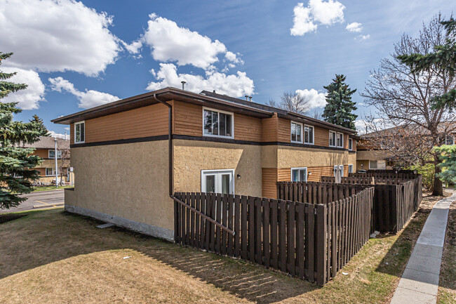 101-159 Woodborough Way NW in Edmonton, AB - Building Photo - Building Photo