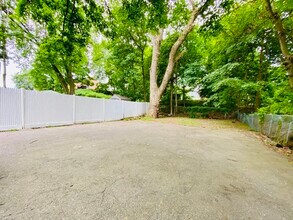 18 Montvale Ave, Unit 2 in Stoneham, MA - Foto de edificio - Building Photo