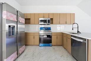 1126 NW 28th St, Unit 1126 in Miami, FL - Building Photo