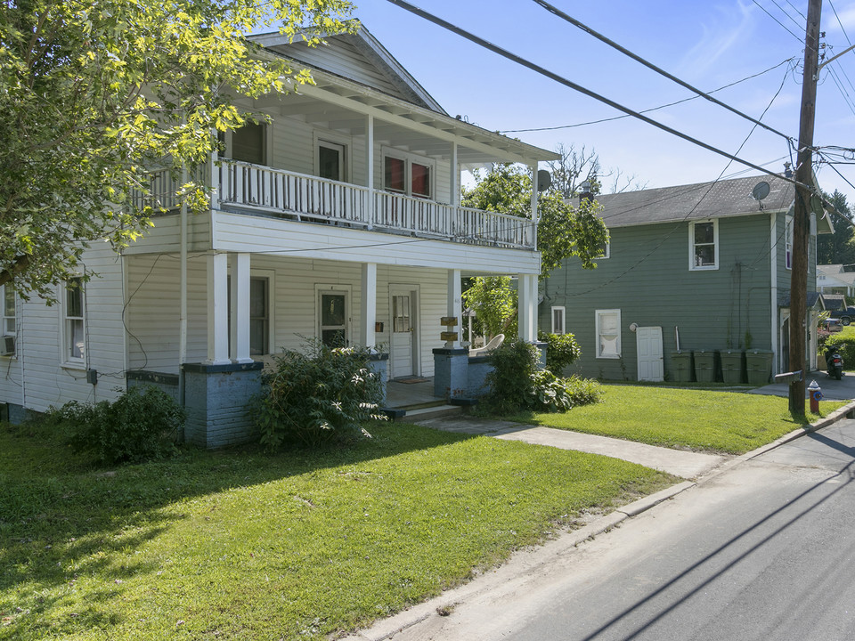 416 1st Ave W in Hendersonville, NC - Building Photo