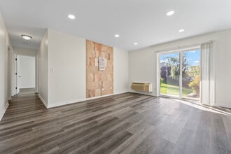 900 N Lakeside Dr in Vernon Hills, IL - Foto de edificio - Building Photo