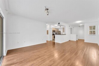 2464 Centergate Dr in Miramar, FL - Building Photo - Building Photo