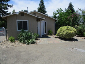 2711-2721 Irwin Rd in Redding, CA - Building Photo - Building Photo