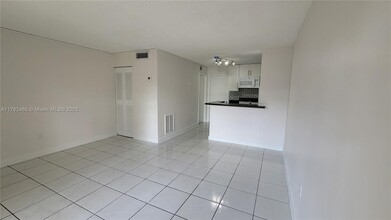 7155 Miami Lakes Dr in Miami Lakes, FL - Building Photo - Building Photo