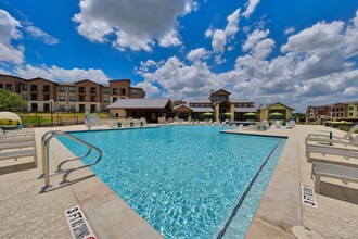 Estraya Westover Hills in San Antonio, TX - Foto de edificio - Building Photo