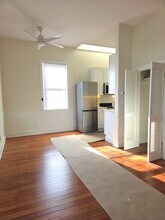 32 Farewell St, Unit 4 in Newport, RI - Foto de edificio - Building Photo