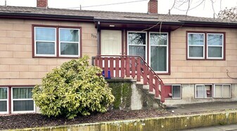 906 Union St in The Dalles, OR - Building Photo