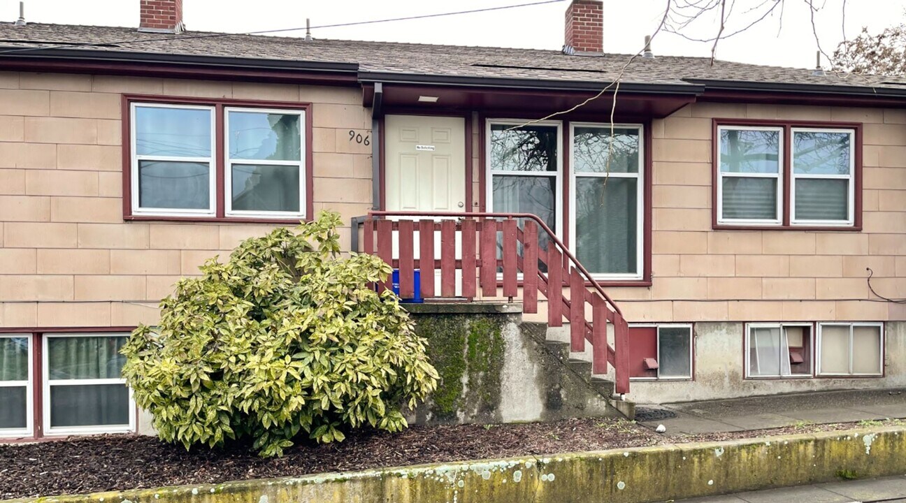 906 Union St in The Dalles, OR - Building Photo