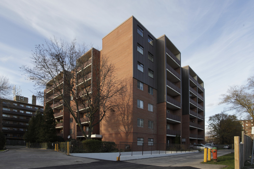 Seneca Tower in Mississauga, ON - Building Photo