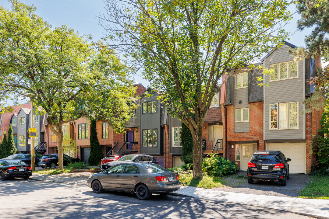 590 Des Seigneurs Rue in Montréal, QC - Building Photo