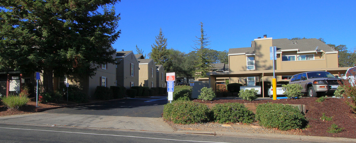 Camarado Gardens in Cameron Park, CA - Foto de edificio