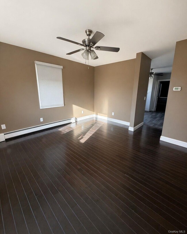 121 Carroll Ave in Valley Stream, NY - Building Photo - Building Photo