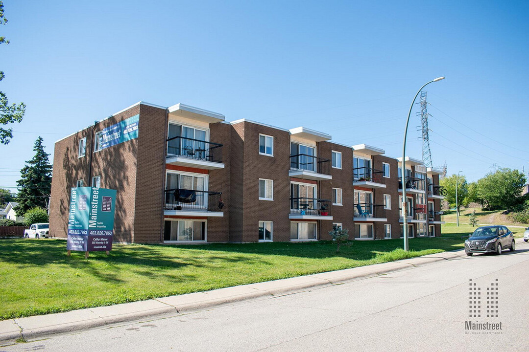 Cathy Manor in Calgary, AB - Building Photo