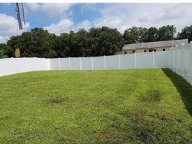 1424 Vinetree Dr in Brandon, FL - Building Photo