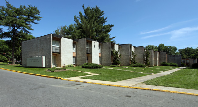 TOWNE CREST APARTMENTS in Gaithersburg, MD - Foto de edificio - Building Photo