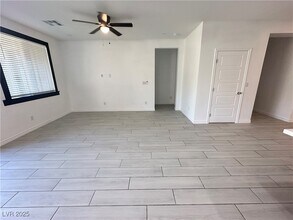 9565 Camelback Crk Dr in Las Vegas, NV - Building Photo - Building Photo