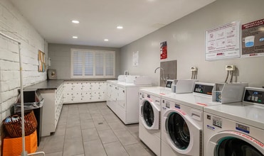 266 S Madison Ave, Unit 301 in Pasadena, CA - Foto de edificio - Building Photo