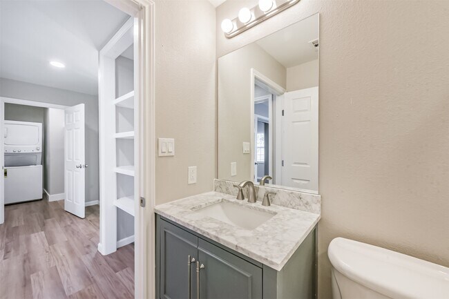 1266 Dove St in Houston, TX - Foto de edificio - Building Photo