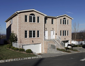 2-18 Kathleen Ct in Ridgefield, NJ - Foto de edificio - Building Photo