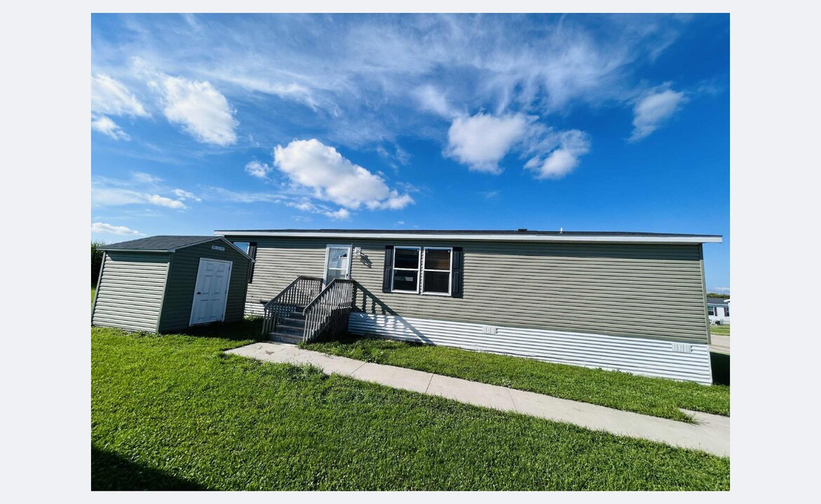 2205 Peregrine Ave NW in Stewartville, MN - Building Photo