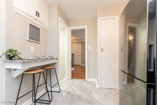 23100 E Groveland Rd in Beachwood, OH - Building Photo