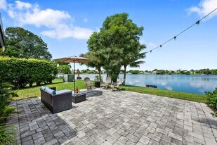 12538 Westhampton Cir in Wellington, FL - Building Photo