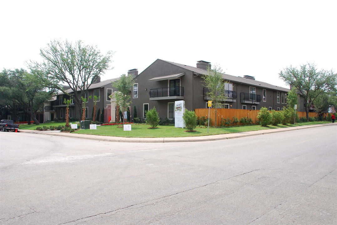 Newport Apartments in Dallas, TX - Building Photo