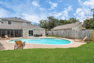 15711 Creekhaven Dr in Houston, TX - Building Photo - Building Photo