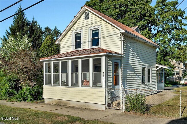 138 Elm St in Saratoga Springs, NY - Building Photo - Building Photo