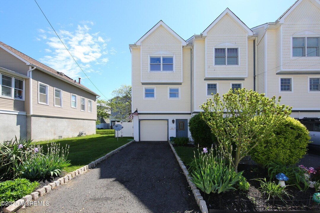 42 Center St in Highlands, NJ - Building Photo