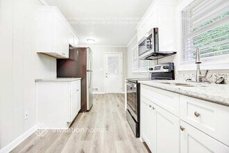 3582 Highwood Dr SW in Atlanta, GA - Foto de edificio - Building Photo