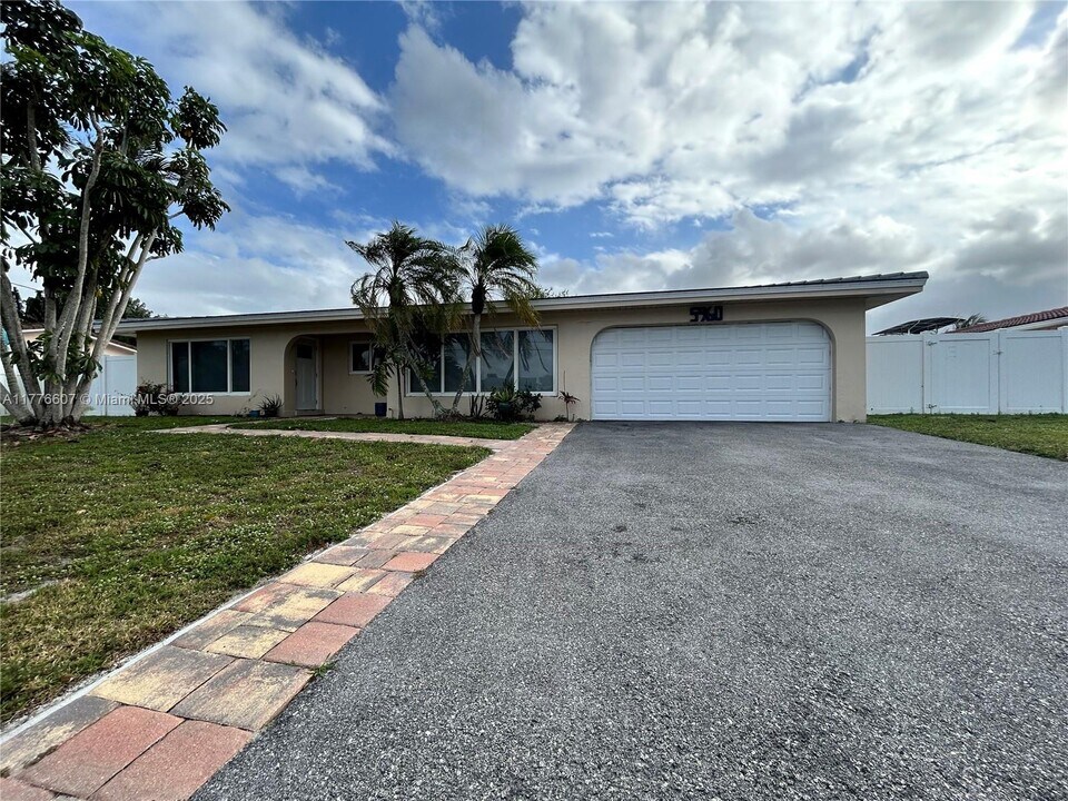 5960 SW 14th St in Plantation, FL - Building Photo