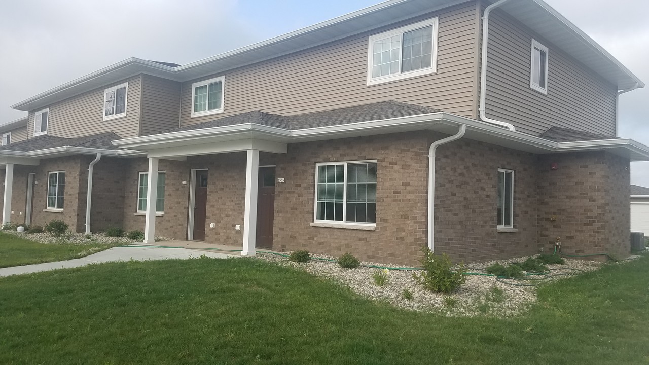 Windward Townhomes in Oshkosh, WI - Foto de edificio