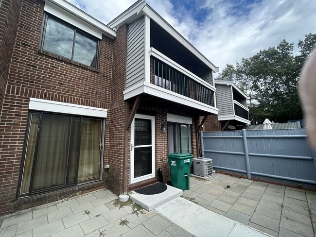 9 Rosewood Dr