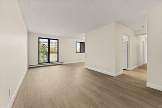 Tecumseh Terrace in Tecumseh, ON - Building Photo - Building Photo