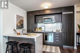 18 Erskine Ave in Toronto, ON - Building Photo