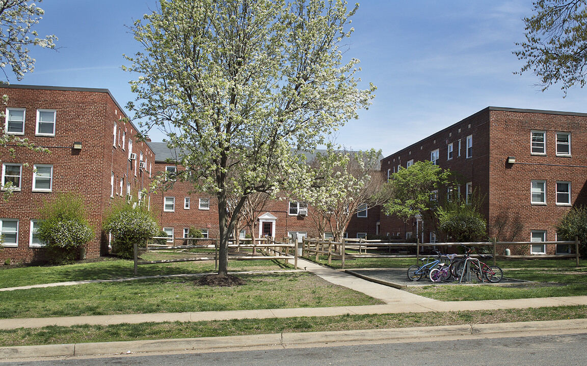 Jefferson Gardens in Alexandria, VA - Building Photo