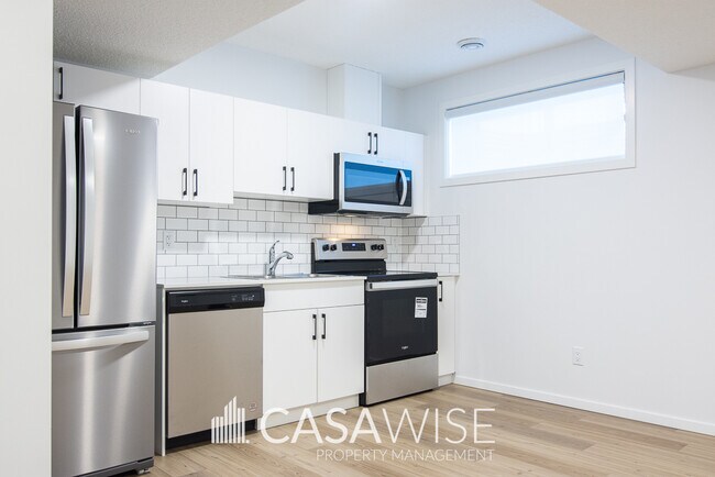 9458 Colak Ln SW in Edmonton, AB - Building Photo - Building Photo