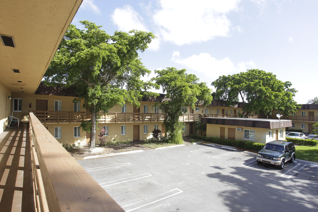 Avondale Gardens Apartments in Pompano Beach, FL - Building Photo