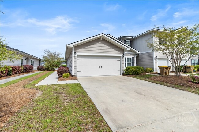192 Lake Lily Dr in Richmond Hill, GA - Foto de edificio - Building Photo
