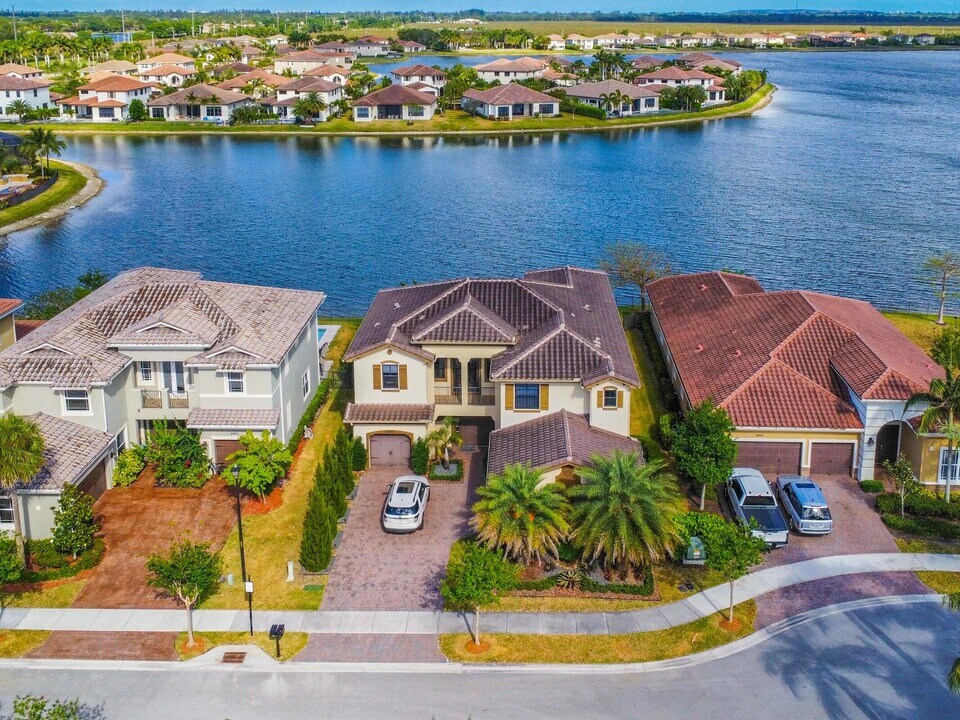 8950 Lakeview Pl in Parkland, FL - Building Photo