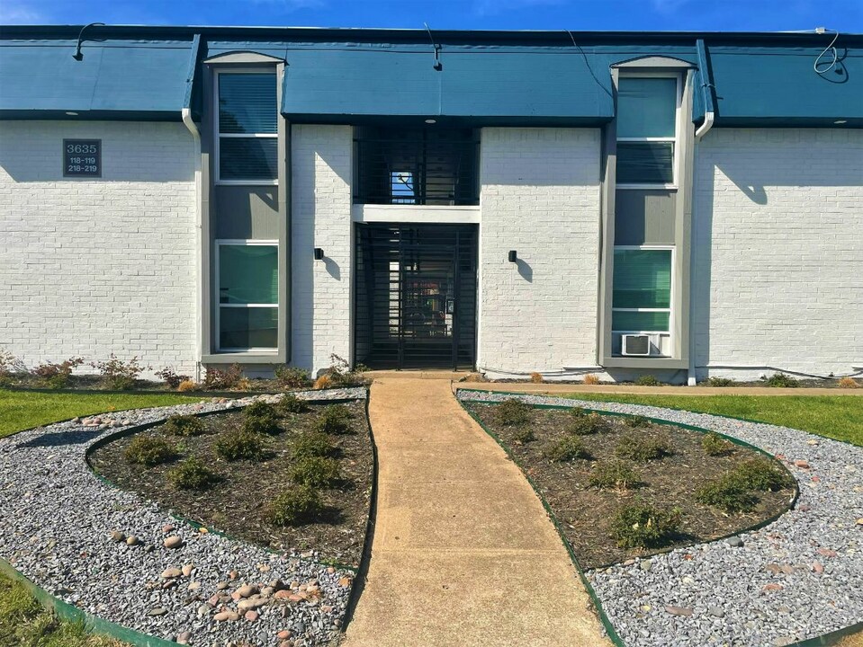 Brioso Place in Dallas, TX - Building Photo