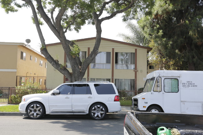 1222 E Borchard Ave in Santa Ana, CA - Foto de edificio - Building Photo