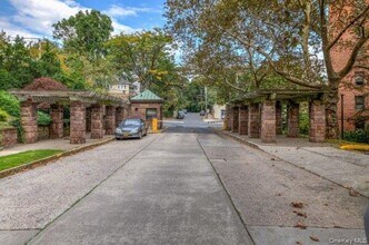 161 Pearsall Dr in Mount Vernon, NY - Building Photo - Building Photo