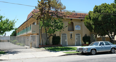 Etiwanda Villas in Reseda, CA - Building Photo - Building Photo