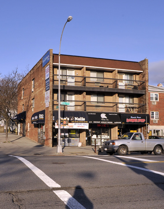 211-63 46th Ave in Flushing, NY - Foto de edificio