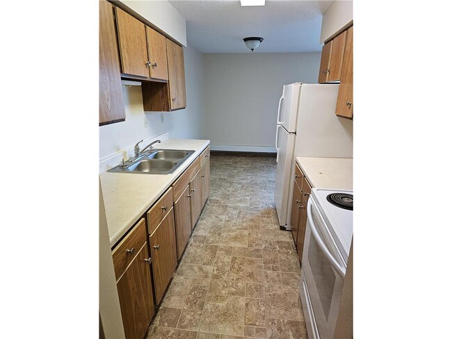 2205 Cecilee St in Worthington, MN - Building Photo - Building Photo