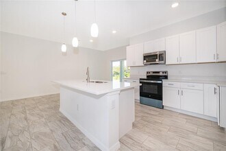 600 Rosaro Ct in Poinciana, FL - Building Photo - Building Photo