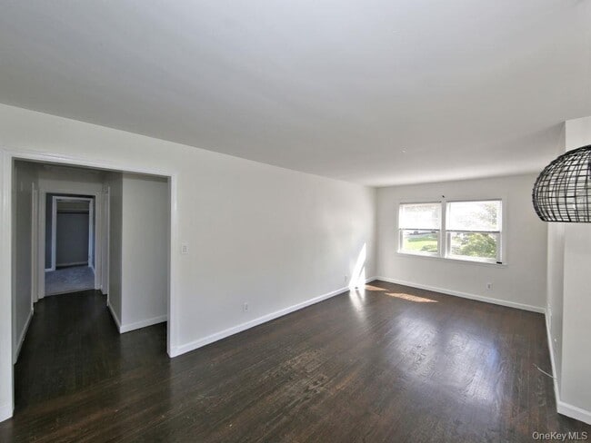 295 Gainsborg Ave E in Harrison, NY - Building Photo - Building Photo