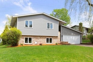 2350 Erin Ct in New Brighton, MN - Building Photo